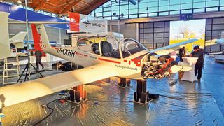 Aufbau des Flugzeuges durch das Taifun-Team in Friedrichshafen. (Bild: Roland Oppelt – THWS)