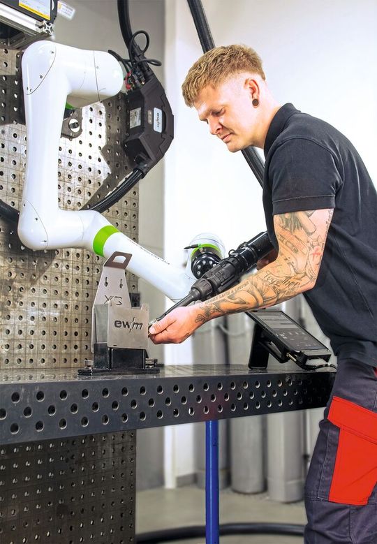 Ein Highlight am EWM-Messestand: EWM React wird dort beim Live-Schweißen mit einem Cobot demonstriert.(Bild:  EWM)