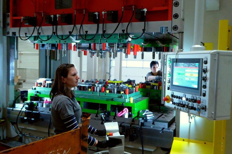 Die 1250-t-Presse kann Werkzeuge bis 13.000 kg, die 800-t-Presse Werkzeuge bis 10.000 kg aufnehmen. Die Platinen werden dabei beidseitig eingelegt. (Kuhn)