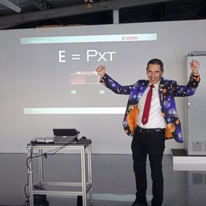 Startschuss in die Zukunft: Geschäftsführer Michael Koch enthüllt stolz seine neue Produktreihe: eine Gerätefamilie für das aktive Energiemanagement elektrischer Antriebe.(Bild:  Ines Stotz)