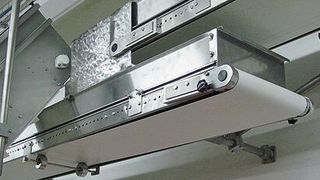 Für Förderbänder in einer Produktionsanlage von Wurstsnacks verbaute Geppert-Band seine patentierte Cleantec-Schnellreinigungsklappe an Standard-Förderbändern . (Bild: Geppert)