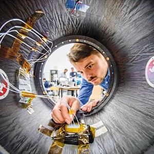 Ralf Engelhardt kontrolliert die faseroptischen Sensoren des Raketenmoduls.