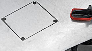 Im ersten Schritt wird die Kontur auf dem Blech angezeichnet. Jetzt die Ecken ankörnen und mit einer Bohrmaschine die Bohrlöcher bohren. Die Lochgröße wird vom Eintauchmesser der Schlitzschere vorgegeben. (C. & E. Fein)