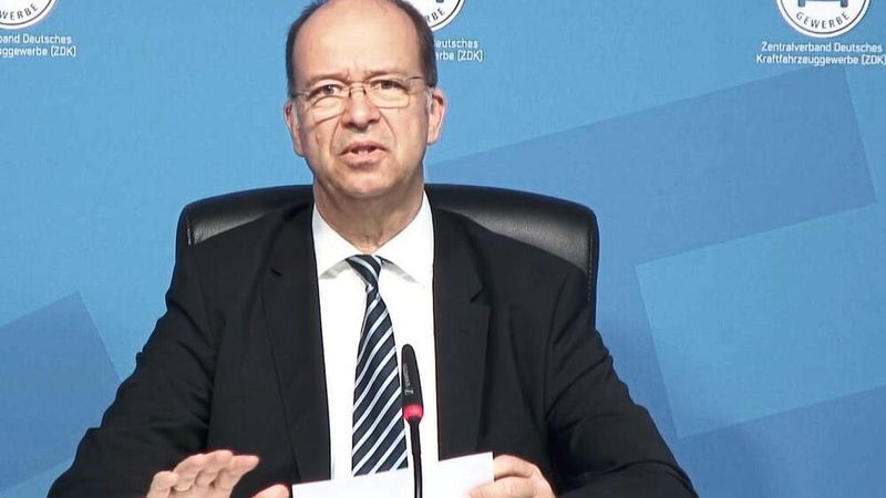 Hauptgeschäftsführer Axel Koblitz informierte über den aktuellen Sachstand bei den Garantiezusagen. (Bild: Pfaff/»kfz-betrieb«)