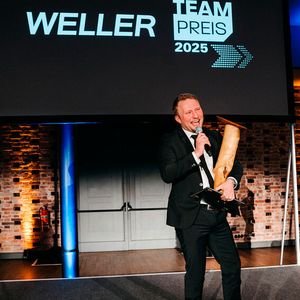 Der neu designte Teampreis des Künstlers Volker Johannes Trieb wurde an Jan Dückinghaus, Gebrauchtwagen Sales Manager, und sein Team verliehen.(Bild:  Weller)