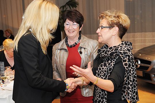 Glückwünsche für Christine Nickel von den Women’s-Award-Preisträgerinnen Marlis Seyfarth (Mitte; gewann im Jahr 2000) und Elli Roderburg-Schnierle (re.; gewann 2009). (Archiv: Vogel Business Media)