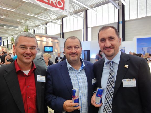 Red Bull verleiht (v.l.) Andreas Guthmann, Netgear, Andreas Grennert, TomTom, und Yavuz Cinar, Ingram Micro, nicht nur Flügel... (Archiv: Vogel Business Media)