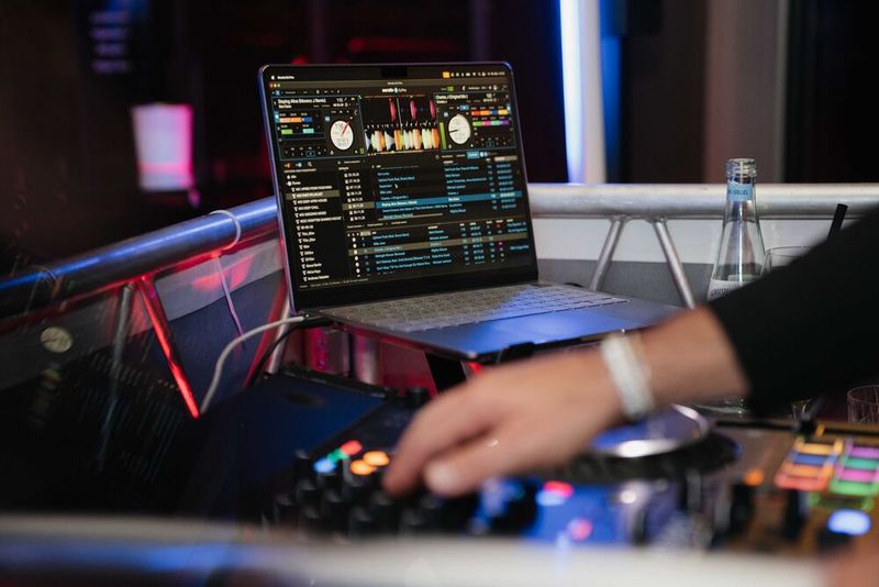 Der Abend klingt aus mit heißen Beats und kühlen Drinks. (Bild:  Manuel Emme Fotografie)