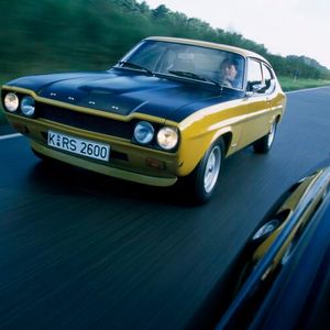 Typisch Siebziger: Die mattschwarzen Motorhauben waren ein Zeichen purer Sportlichkeit. Aus dem Rennsport entliehen, sollten sie Reflexionen von Sonnenstrahlen reduzieren, die den Fahrer womöglich blenden und vom rasanten Fahren hätten ablenken können.(Bild:  Ford-Werke GmbH, Koeln)