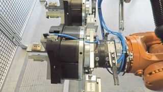 Die hydraulischen Spannvorrichtungen stehen mit dem Roboter im Dialog, um die
Werkstücke nach OP10 und OP20 zu bearbeiten. (SAV)