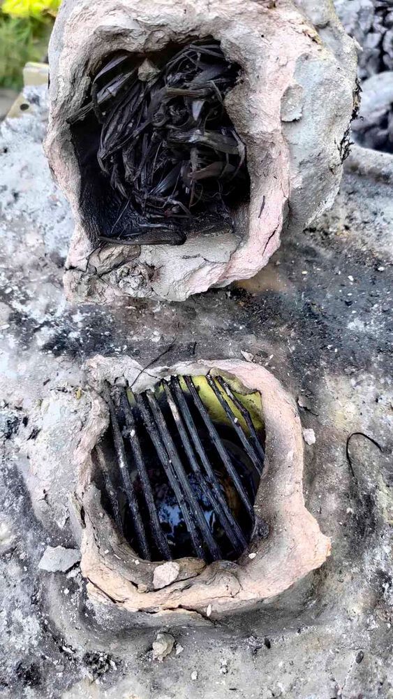 Eine zweite Möglichkeit zur Herstellung von Teer aus Steineiben ist die trockene Destillation der Blätter mit einer solchen unterirdischen Destillationsapparatur, die hier nach dem Experiment geöffnet wurde.