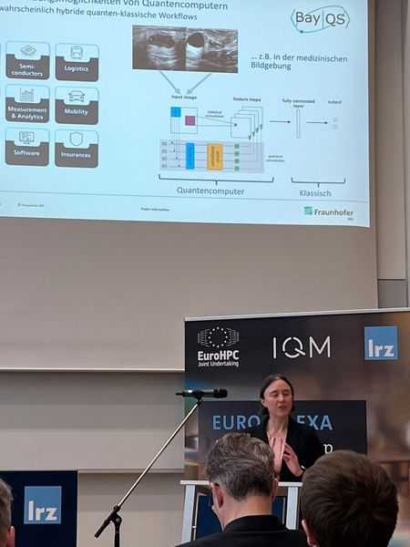 Jeanette Miriam Lorenz, Head of Department am Fraunhofer Institut Cognitive Systems , erläutert wie Quantencomputer und Supercomputer zusammenarbeiten können, etwa in der medizinischen Bildgebung. (Bild: Vogel IT-Medien GmbH/uo)