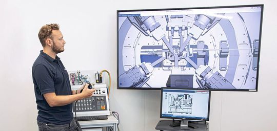 Durchgeführt werden die virtuellen Schulungen am digitalen Zwilling der Kunden-Anlagen. Über das reelle VC-1-Bedienpult lassen sich alle Funktionen simulieren.(Bild:  Bihler)