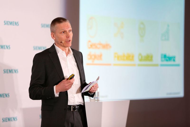 Jan Mrosik, CEO der Division Digital Factory stellt auf der Pressekonferenz das Konzept des 