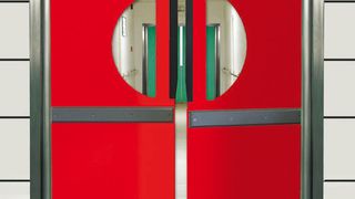 Die hygienische Portylen-Pendeltür kann Thermoschleusen in Kühlhäusern sinnvoll ergänzen. Bild: Stricker Torsysteme (Archiv: Vogel Business Media)