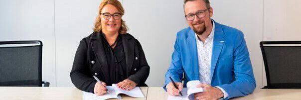 Valentina Daiber (Vorstand Recht und Corporate Affairs bei o2 Telefónica) und Martin Kuban (Geschäftsführer der ekom21) bei der Vertragsunterzeichnung.