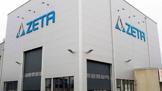 Die neue Produktionshalle ermöglicht den Bau mehrgeschoßiger Anlagen und verbreitert somit das Produktportfolio von Zeta. (Zeta)
