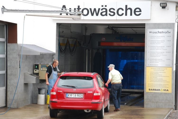 Die Waschanlage dient dem Autohaus Barbarossa als Frequenzbringer. (Foto: Rubbel)