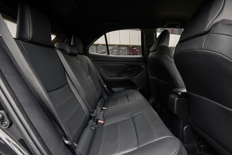 Auch im Fond finden Erwachsene ausreichend viel Platz. Mit drei Personen wird es allerdings hier seitlich zu eng. (Bild: Toyota)