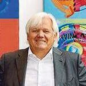 Der Unternehmer Hans Beckhoff stellt anlässlich einer Pressekonferenz das schaltschranklose MX-Steuerungssystem vor.(Bild:  © Beckhoff Automation)