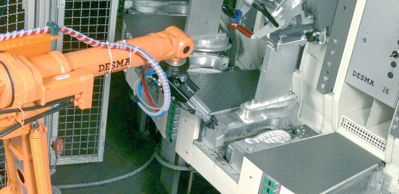 Bild 5: Der Roboter ermöglicht den sparsamen Verbrauch von Trennmitteln, was auch zu einer geringeren Belastung der Mitarbeiter sowie der Umwelt führt. (Bild: ABB)