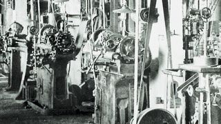 In den 1930er Jahren wurden die Arbeitsmaschinen über Transmissionsriemen angetrieben.  (SEW-Eurodrive)