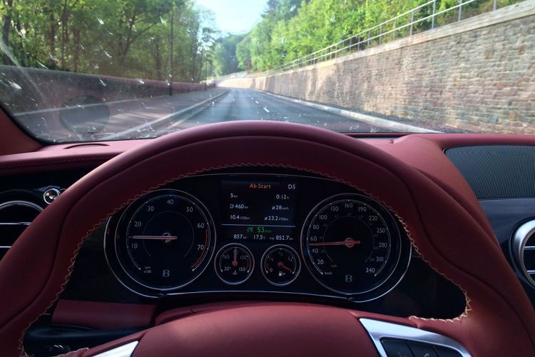 Ja stimmt, wir hätten die Windschutzscheibe vor dem Fotografieren säubern können. Aber es war keine Zeit das Auto zu waschen, wir wollten das Auto lieber jede freie Minute fahren. (Foto: Michel / »kfz-betrieb«)