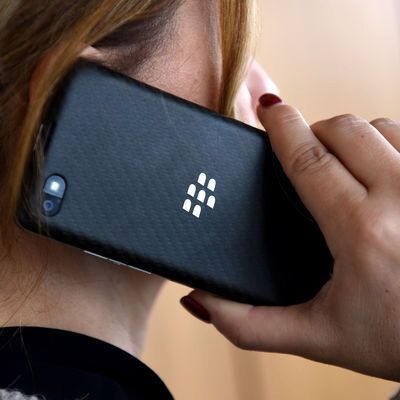 Eine Frau telefoniert mit einem Blackberry-Handy: Der Smartphone-Pionier wird aus der Entwicklung und Produktion von Endgeräten aussteigen. Dies sollen in Zukunft externe Partner übernehmen. Die Dritthersteller sollen dann eine Lizenzgebühr an Blackberry entrichten.  (Bild:  Caroline Seidel/dpa-Bildfunk)