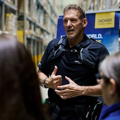Über ihre Erfahrungen mit Exoskeletten tauscht sich Ex-Bodybuilder und Schauspieler Ralf Moeller hier mit Logistikfachkräften von Dachser aus. (Bild: Ottobock)