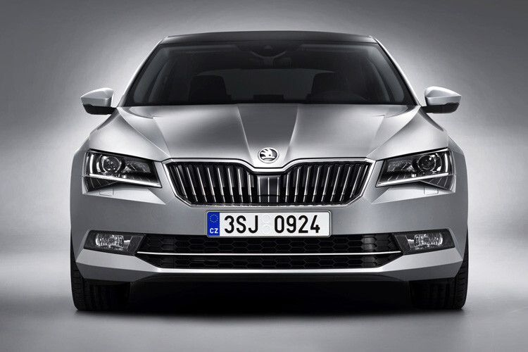 Die Front signalisert dagegen Stärke und Selbstbewusstsein durch die scharf geschnittenen Scheinwerfer und den markanten Kühlergrill. (Foto: Skoda)