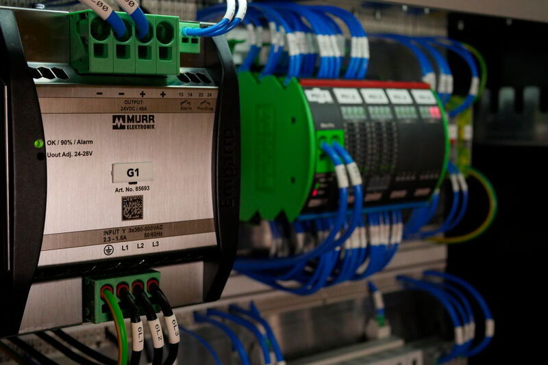 Absolute Motion Control setzt in seinen Schaltschränken Emparro-Schaltnetzteile (links) sowie das Stromüberwachungssystem Mico Pro (rechts) von Murrelektronik ein. (James Delaney)