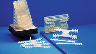 Mit einer 3D-gedruckten Form konnte Braskem sehr schnell seine Spritzgießmaschine auf die Produktion für Bänder für Masken umrüsten.  (Bild: Formlabs)