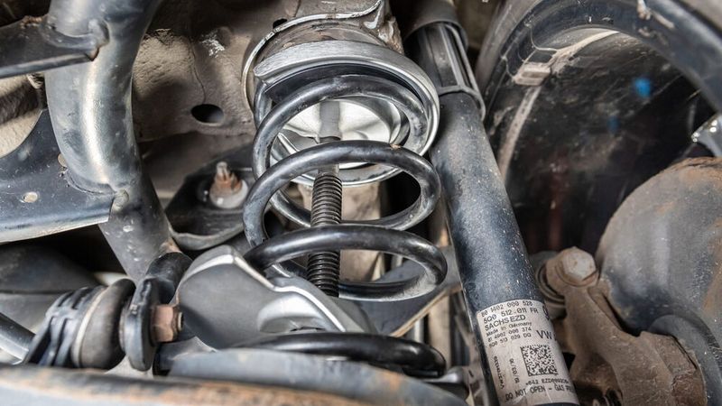 Der neue Federspannersatz von Hazet eignet sich für den Ausbau von Schraubfedern an der Hinterachse. (Bild: Hazet)