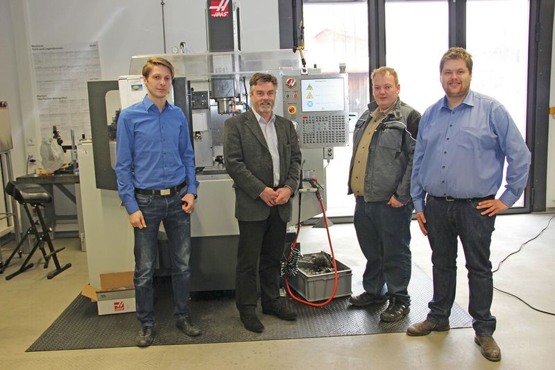 V.l.: Benedikt Scharfe, operativer Leiter TAZ, Harald Andreae, Weman, und Alois Kasberger sowie Christian Wistle, beide von der Arbeitsgruppe Formgebung & Formenbau, vor der Super-Mini-Mill. (Bild: Sonnenberg)