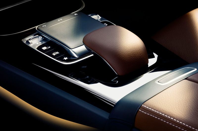 Neben dem Touchscreen kann das MBUX auch über ein Touchpad in der Mittelkonsole gesteuert werden.  (Daimler)