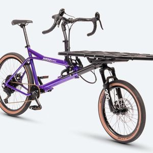 Dank der grob profilierten Reifen und Rennradlenker bietet das nutzwertige Gravit Dust Gravelbike-Eigenschaften.(Bild:  Hase Bikes)