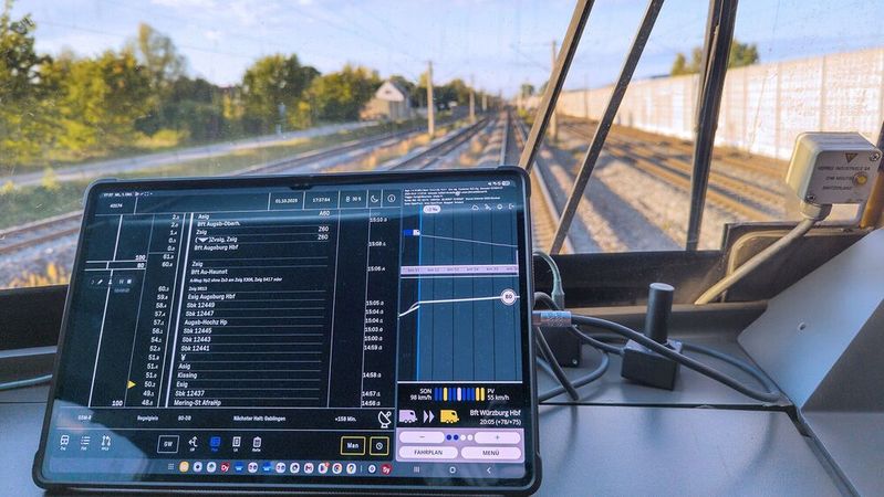 The driver assistance system Leader Flow achieves double-digit percentage energy savings during freight train operations – here in test operation with the dynamic schedule from cn-mobility.(Image: Knorr-Bremse)