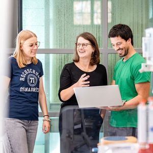 Projektmitarbeiterin Dorothee Albers, Prof. Dr. Sandra Rosenberger und Andreas Fischer von Mann+Hummel Water & Fluid Solutions vor dem Versuchsaufbau(Bild:  Hochschule Osnabrück)