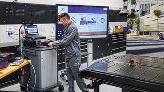 Die neuen Regeln der Kfz-GVO müssen vor allem den Umgang mit und zu Fahrzeugdaten  berücksichtigen und wettbewerbstauglich definieren. (Bild: Schreiner/»kfz-betrieb«)