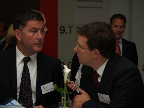 Hugues Chatelain und Dr. Tim Veil von der Car-Garantie besprechen die letzten Einzelheiten. (Archiv: Vogel Business Media)