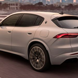 Die zweigeteilten und in die Hecklappe hineinreichenden Rückleuchten zitieren mit ihrer LED-Lichtgrafik die Bumerang-Leuchten des 3200 GT.(Bild:  Davide De Martis/Maserati)