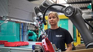 Roboter führen idealerweise Aufgaben aus, die sich stetig wiederholen und sehr präzise sind, aber sie tun nur das, was das Programm, beziehungsweise der Mitarbeiter, ihnen sagt: Der Mensch bleibt der Spezialist, der Roboter nimmt repetitive und eintönige Aufgaben ab. (Bild: Omron / Mikkel Jul Hvilshøj)