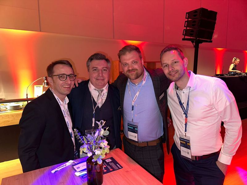 (v. l.) Benjamin Gibbat, Dalibor Milijic und Thomas Henk (Infinigate) mit Tommy Waldmann (Telekom Security). (Bild: Vogel IT-Medien)
