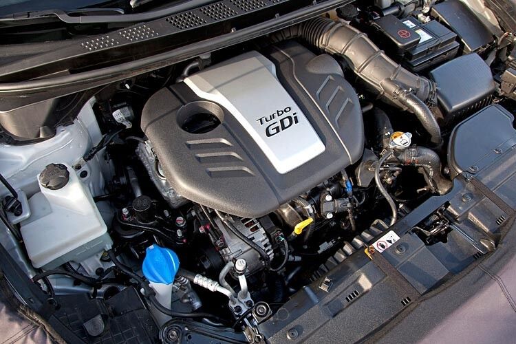 Für den Vortrieb sorgt in beiden GT-Modellen eine neue Version des 1,6-Liter-Benzindirekteinspritzers. Der Motor verfügt über einen Twin-Scroll-Turbolader und neue, belastungsfähigere Komponenten. Mit 204 PS mobilisiert das GT-Triebwerk eine um 51 Prozent höhere Leistung als der reguläre 1.6 GDI. Das Drehmoment stieg auf 265 Nm und damit plus 61 Prozent. (Foto: Kia)