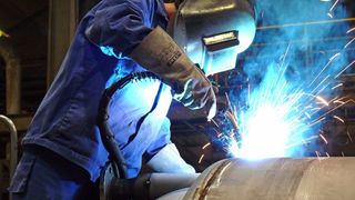 Ausbildungsberuf "Schweißtechnische Fachkraft": Vor allem die Industrie zeigte großes Interesse: 72 Prozent der Befragten bewerteten eine neue Ausbildung als sehr interessant bzw. interessant.  (Bild: pixelio.de/Jurec)