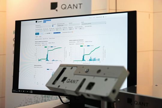 Der Partikelsensor von Qant misst Partikelverteilungen über ein Lasersignal und liefert so Echtzeitdaten über Partikelgröße und Anzahl.(Bild:  VCG – Lüttmann)
