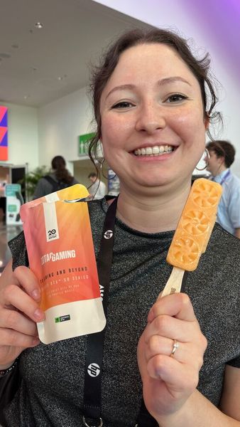 Mit dem Aperol-Sprizz-Eis von ZOTAC konnte man unsere Redakteurin Mihriban Dincel so richtig glücklich machen. (Bild: Vogel IT-Medien GmbH)