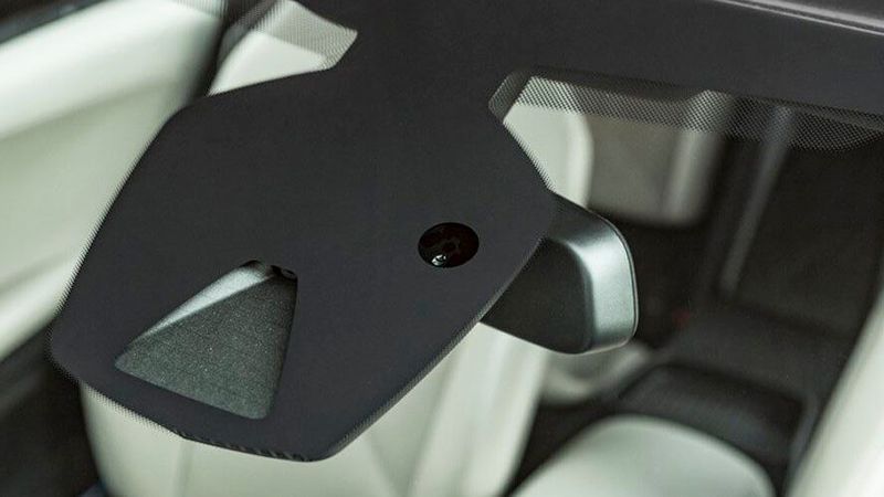 Insbesondere bei Fahrzeugen mit Regensensor (hier in Bildmitte) sollte nicht am Scheibenwaschzusatz gespart werden.(Bild:  Hella)