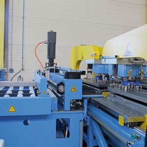 Die integrierte, vollautomatische Stanzeinheit ermöglicht das Lochen von tragenden Elementen wie Pfetten und Profilen.(Bild:  Schuler)