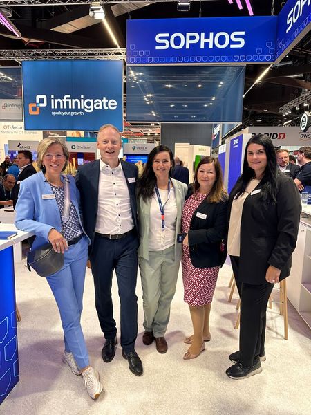 Wie praktisch, dass ihre Stände gleich nebeneinander sind: (v. l.) Anja Marohn (Infinigate), Sebastian Fiene, Franziska Gaitzsch, Emilia Karnasova und Daniela Stolz. (Bild: Vogel IT-Medien)